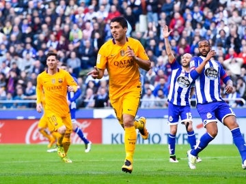 Suárez festeja uno de sus goles contra el Deportivo