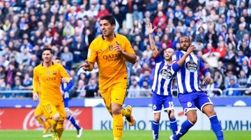Suárez festeja uno de sus goles contra el Deportivo