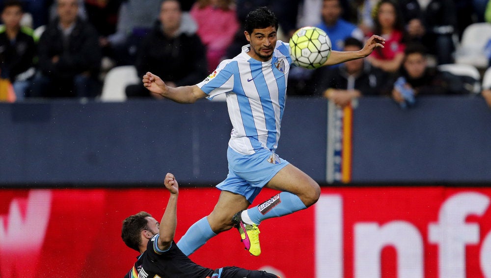 El Chory Castro intenta llevarse el balón ante el defensor del Rayo