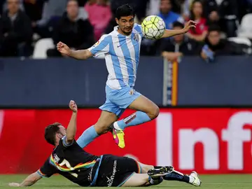 El Chory Castro intenta llevarse el balón ante el defensor del Rayo El Chory Castro intenta llevarse el balón ante el defensor del Rayo