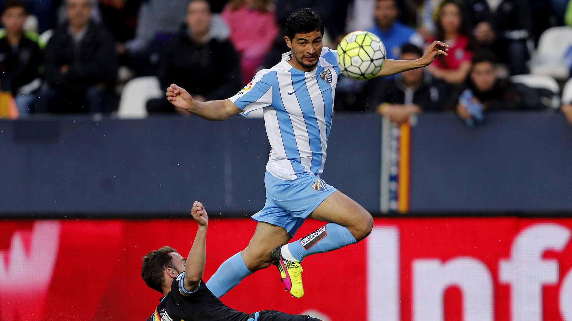 El Chory Castro intenta llevarse el bal&oacute;n ante el defensor del Rayo