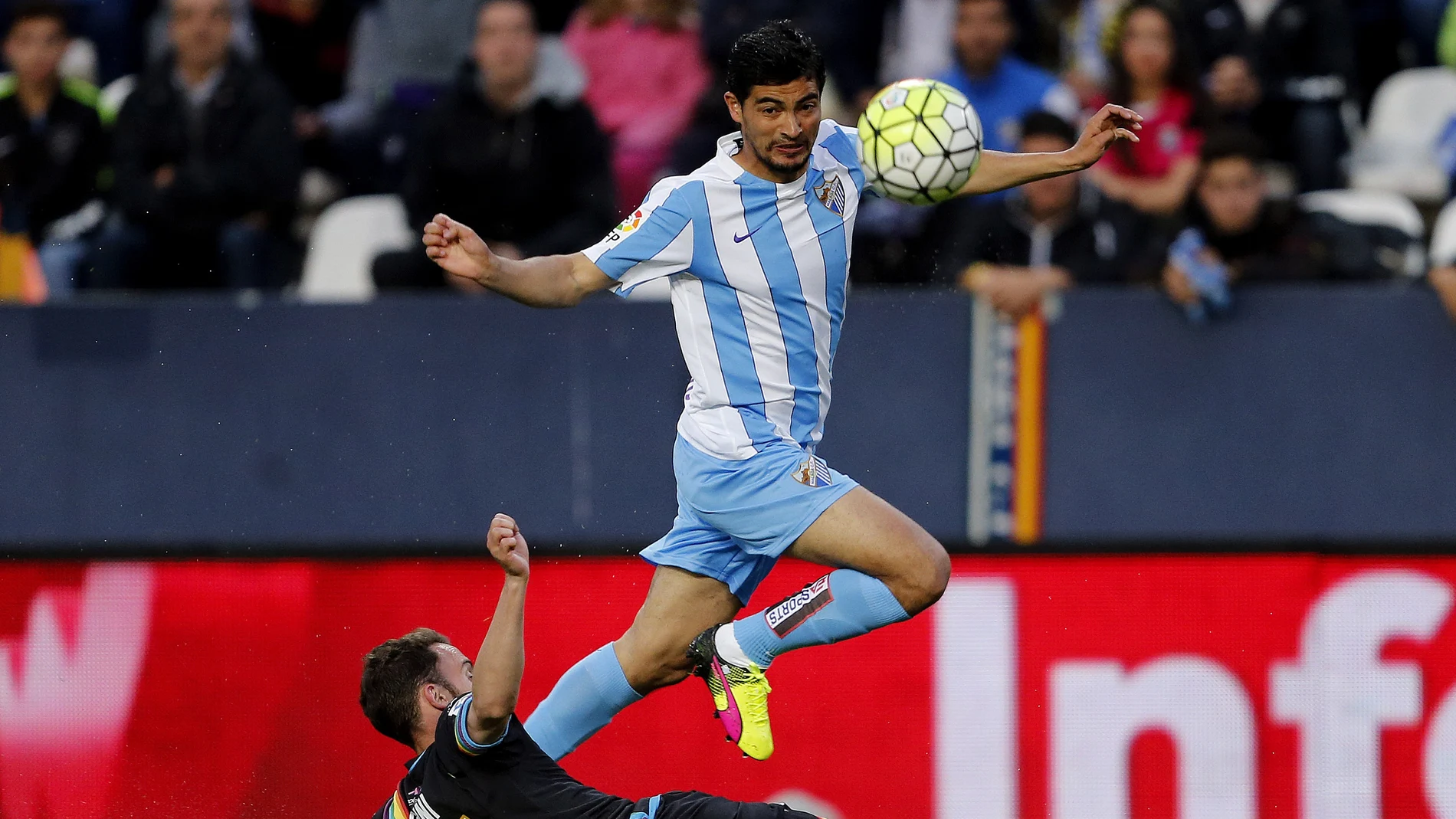 El Chory Castro intenta llevarse el balón ante el defensor del Rayo El Chory Castro intenta llevarse el balón ante el defensor del Rayo