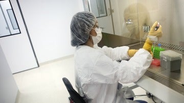 Una investigadora trabajando sobre la vacuna contra la malaria