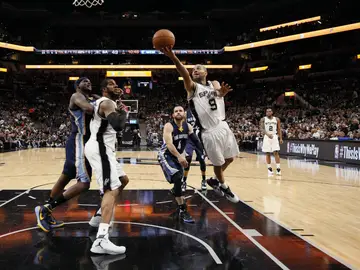 Tony Parker entra a canasta Tony Parker entra a canasta