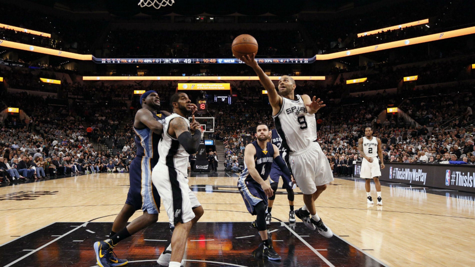 Tony Parker entra a canasta