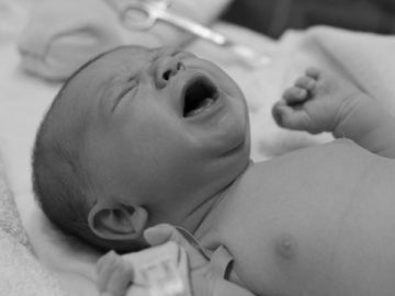 Imagen de un bebé llorando