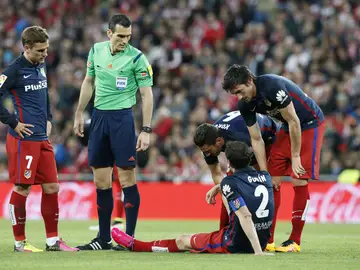 Godín, tumbado sobre el césped tras lesionarse Godín, tumbado sobre el césped tras lesionarse
