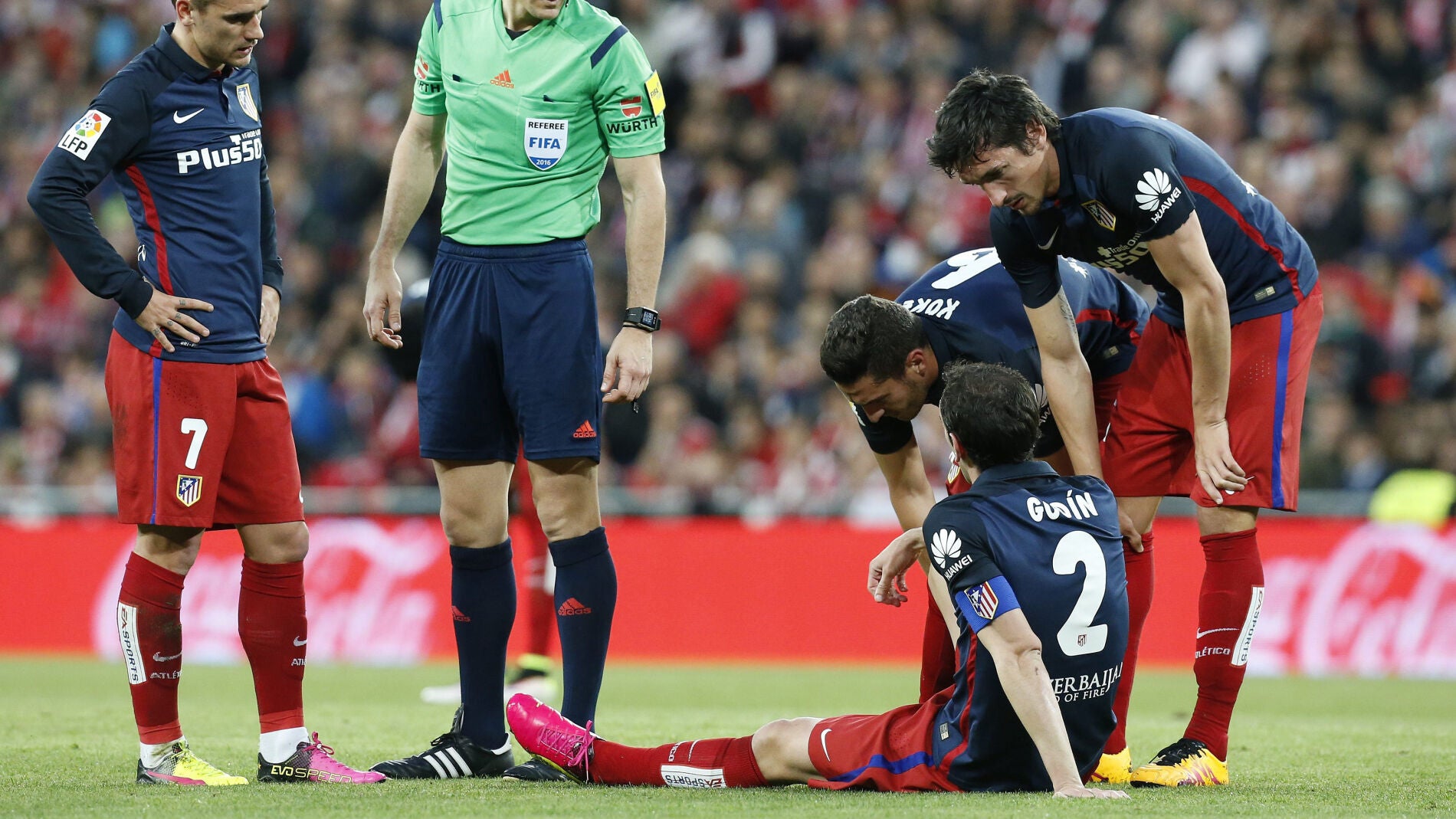 God&iacute;n, tumbado sobre el c&eacute;sped tras lesionarse