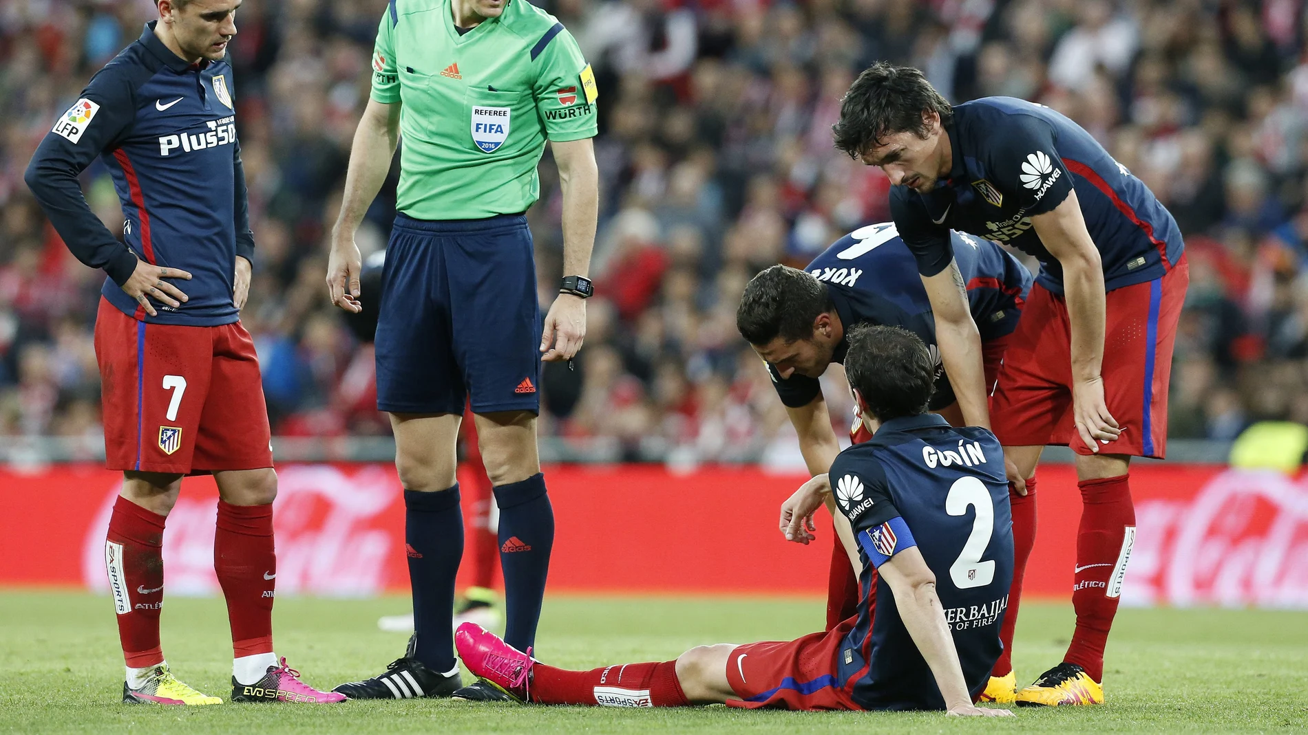 Godín, tumbado sobre el césped tras lesionarse Godín, tumbado sobre el césped tras lesionarse