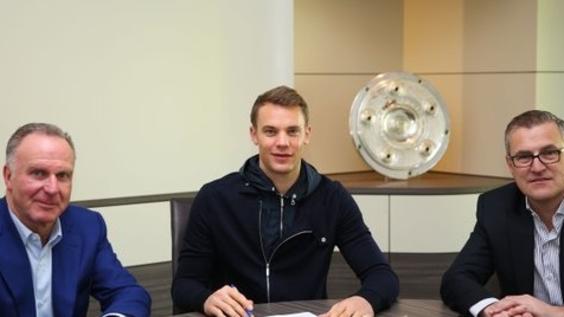 Neuer firma su renovaci&oacute;n hasta 2021