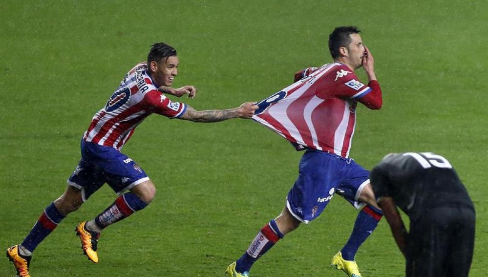 Los jugadores del Sporting celebran el gol que supone la victoria
