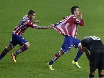Los jugadores del Sporting celebran el gol que supone la victoria Los jugadores del Sporting celebran el gol que supone la victoria