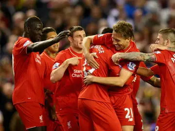 El Liverpool festejando su goleada ante el Everton El Liverpool festejando su goleada ante el Everton