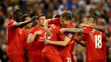 El Liverpool golea al Everton y el United mantiene el sueño por la Champions tras ganar al Palace