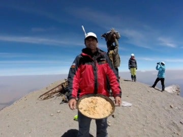 Unos montañeros hacen una paella a 5.700 metros