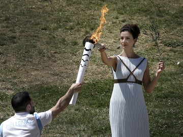 La antorcha olímpica, siendo encendida en Grecia