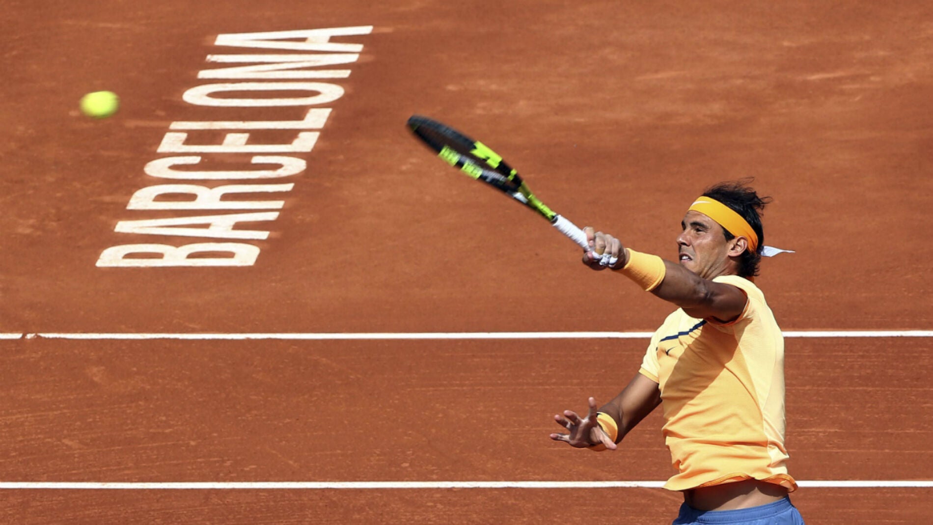 Rafa Nadal golpea la pelota durante el partido