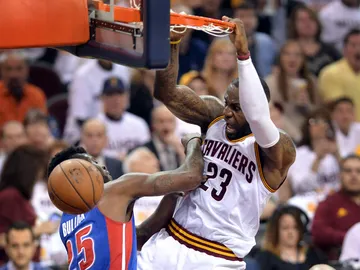 LeBron James 'posteriza' a Reggie Bullock LeBron James 'posteriza' a Reggie Bullock