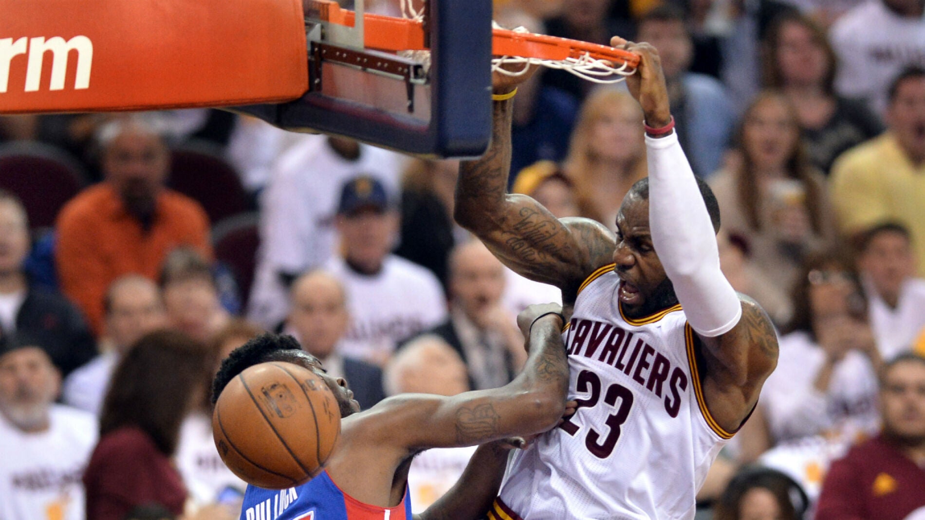LeBron James 'posteriza' a Reggie Bullock