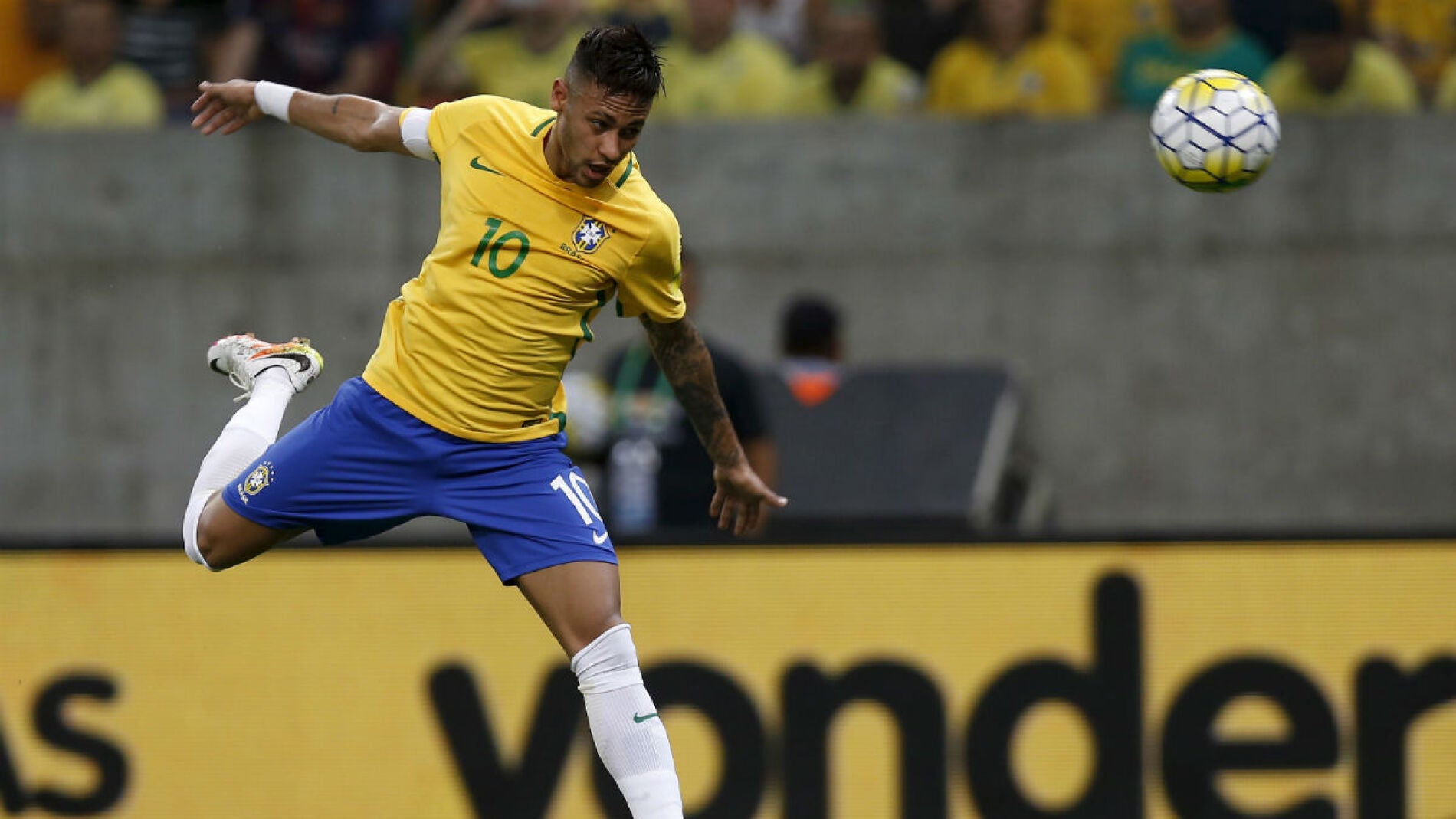 Neymar con la selecci&oacute;n brasile&ntilde;a