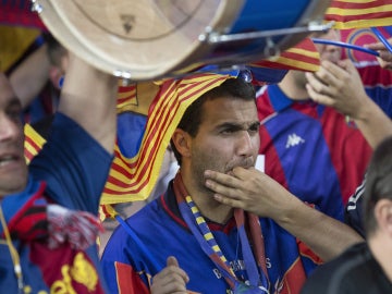 Un aficionado silba mientras suena el himno español en la pasada final de Copa del Rey