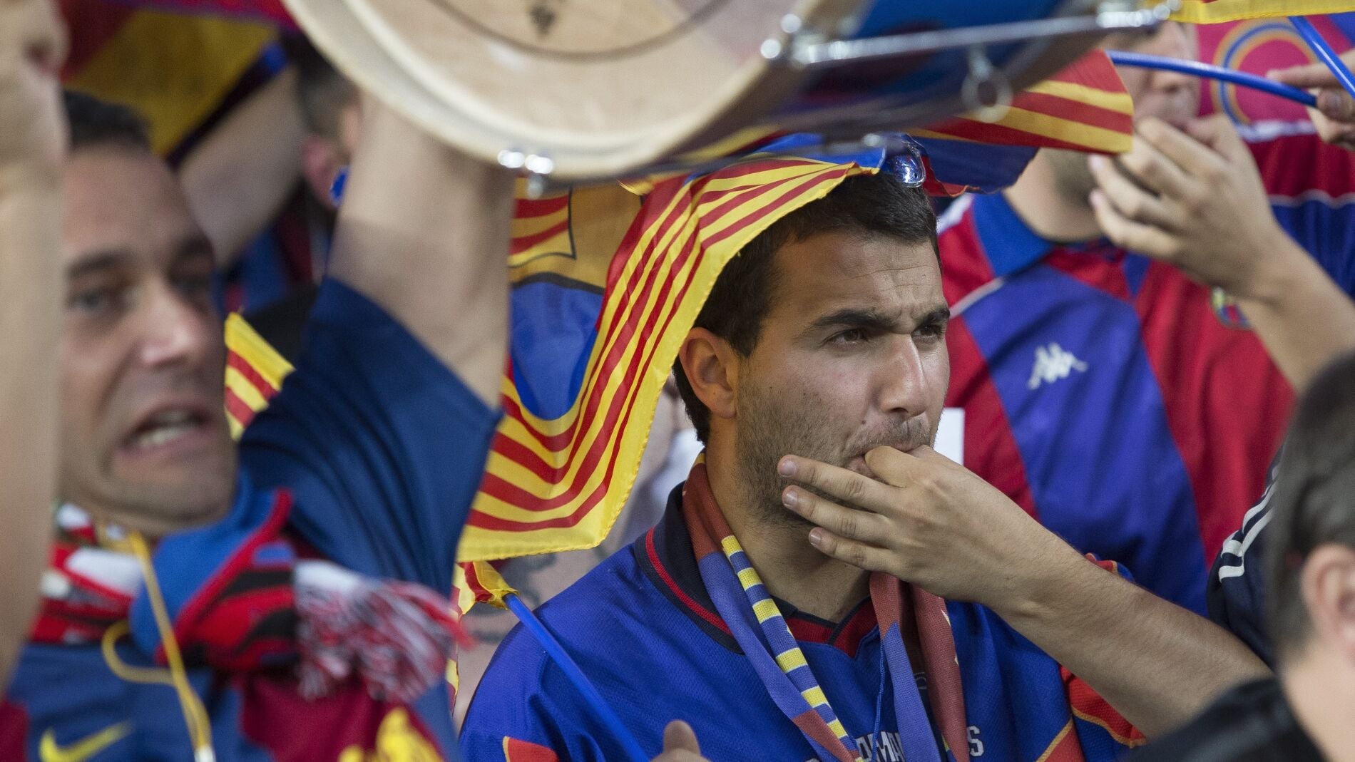 Un aficionado silba mientras suena el himno espa&ntilde;ol en la pasada final de Copa del Rey