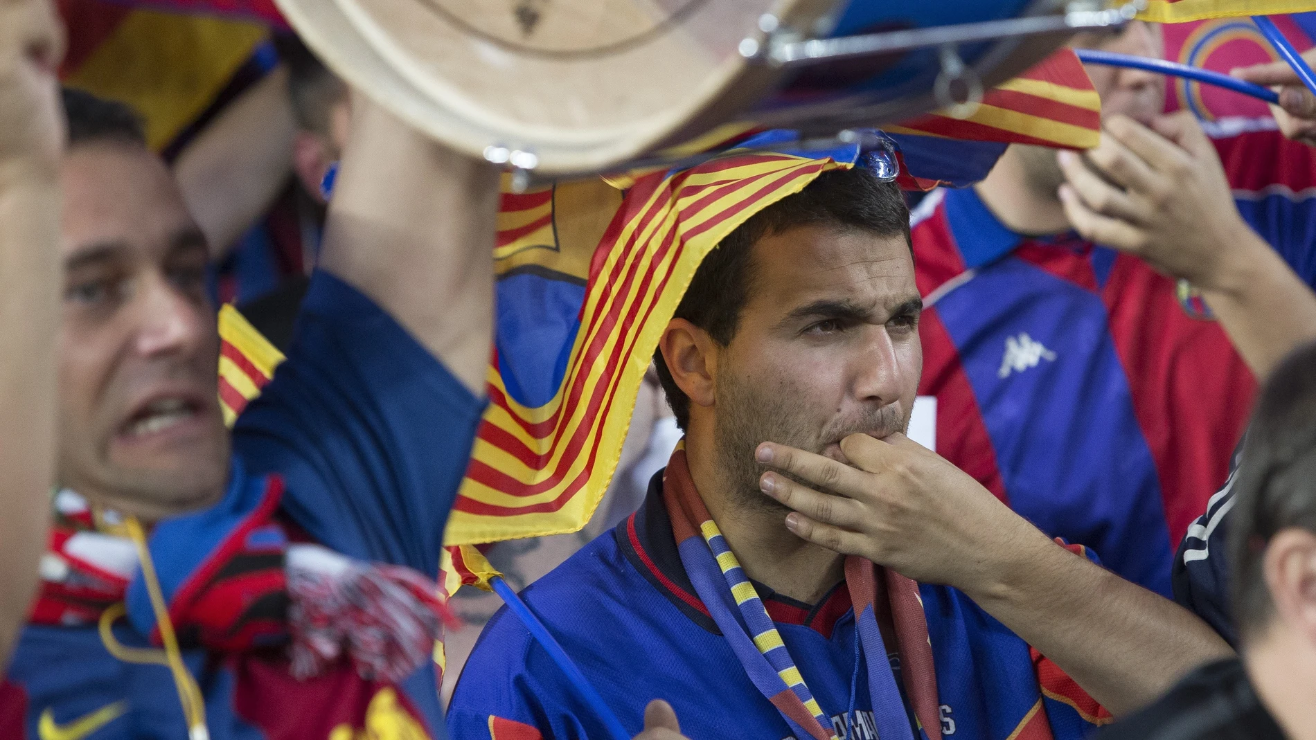 Un aficionado silba mientras suena el himno español en la pasada final de Copa del Rey Un aficionado silba mientras suena el himno español en la pasada final de Copa del Rey