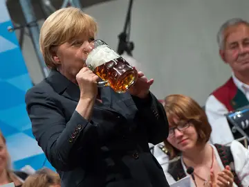 Merkel bebiendo cerveza Merkel bebiendo cerveza