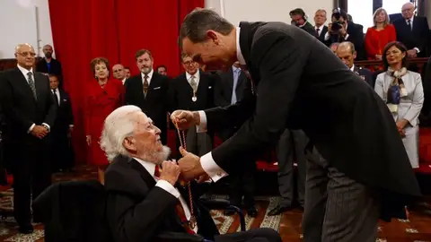 Fernando del Paso al recibir el Premio Cervantes Fernando del Paso al recibir el Premio Cervantes