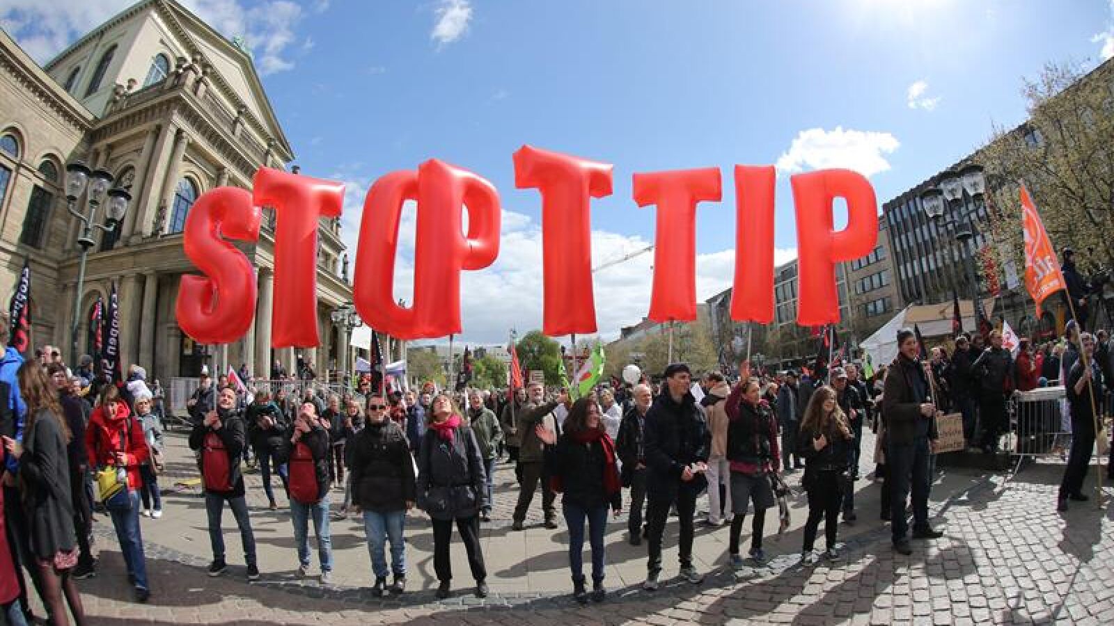 Miles de personas se manifiestan en Hannover contra el tratado comercial entre EEUU y la UE