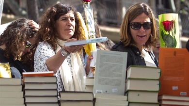 Más de 100 escritores conocen a sus lectores entre más de 6 millones de rosas en Barcelona