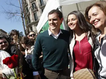 Rivera sobre PP y Podemos: "Intentan bloquear la legislatura para que haya repetición de elecciones y repartirse las cartas" Rivera sobre PP y Podemos: "Intentan bloquear la legislatura para que haya repetición de elecciones y repartirse las cartas"