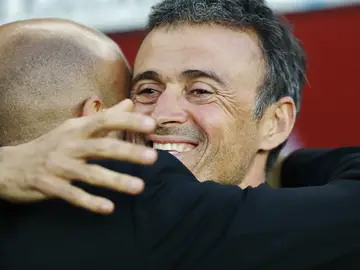 Luis Enrique se abraza a Abelardo Luis Enrique se abraza a Abelardo