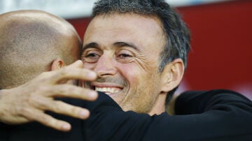 Luis Enrique se abraza a Abelardo