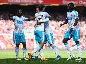 Jugadores del Newcastle festejan el gol de Jack Colback para el empate en Anfield