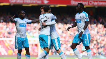 Jugadores del Newcastle festejan el gol de Jack Colback para el empate en Anfield