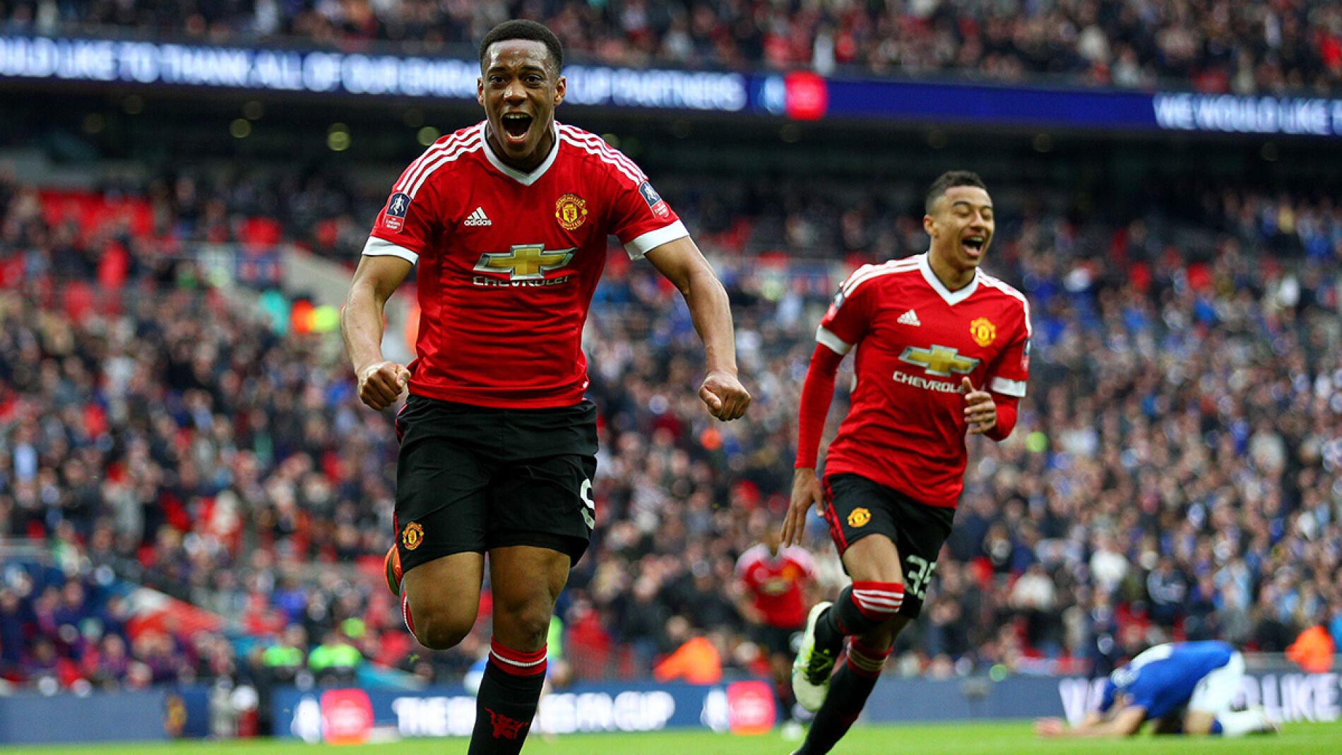 Anthony Martial festeja su gol con con el Manchester United ante el Everton