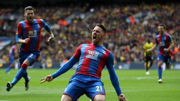 Connor Wickham festeja el gol de la clasificación con el Crystal Palace