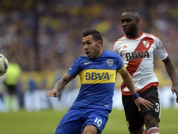 Tévez puja con Balanta