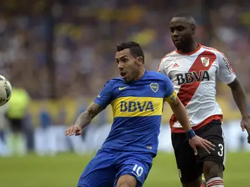 Tévez puja con Balanta Tévez puja con Balanta