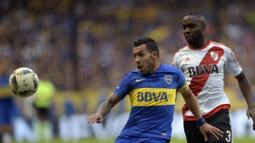 Tévez puja con Balanta