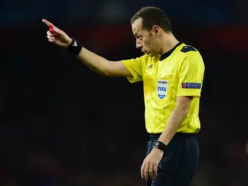 Cuneyt Çakir, en un partido Cuneyt Çakir, en un partido