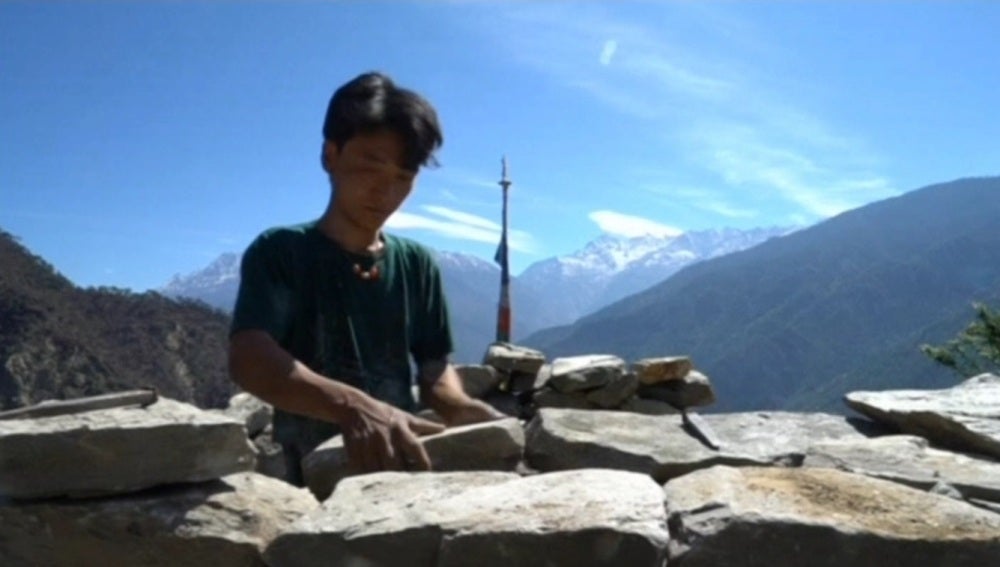 Un nepalí reconstruye su casa con sus propias manos un año después del terremoto