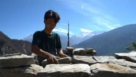 Un nepal&iacute; reconstruye su casa con sus propias manos un a&ntilde;o despu&eacute;s del terremoto