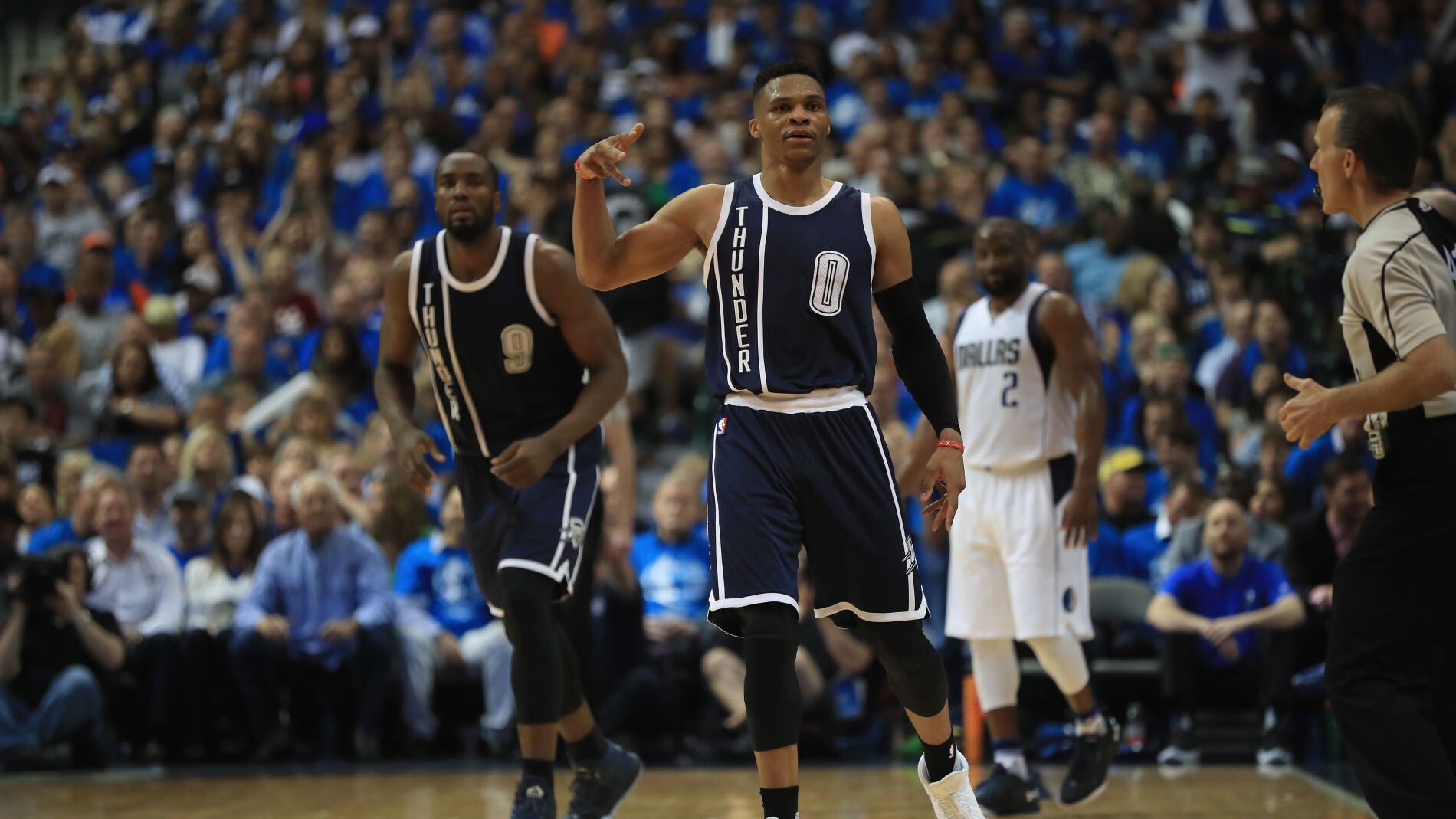 Russell Westbrook celebra una acci&oacute;n con los Thunder