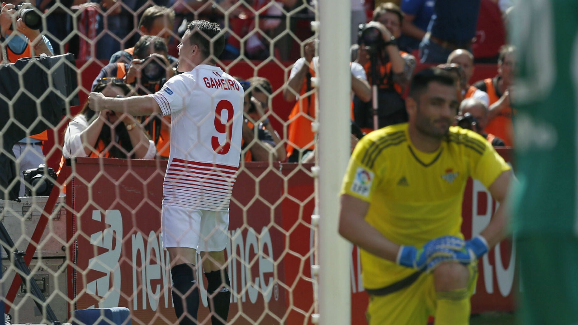 Gameiro celebra un gol ante el Betis