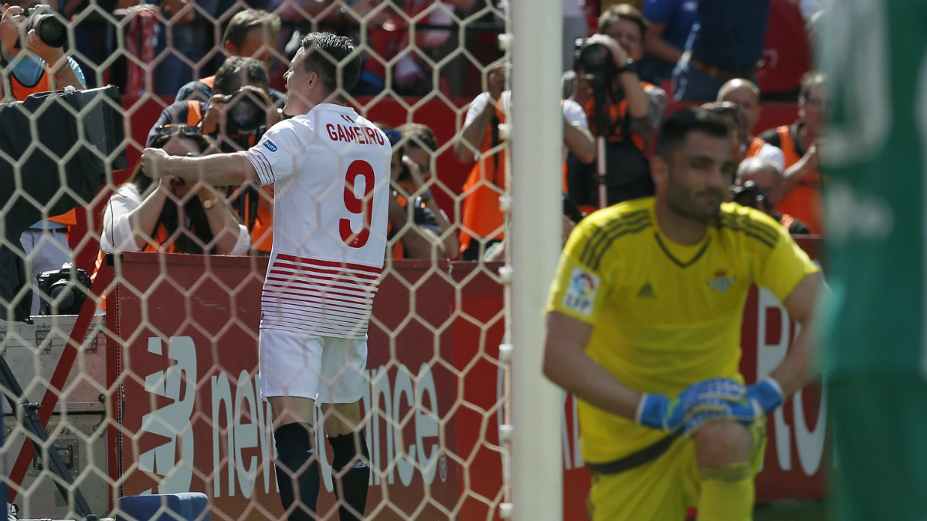 Gameiro celebra un gol ante el Betis Gameiro celebra un gol ante el Betis