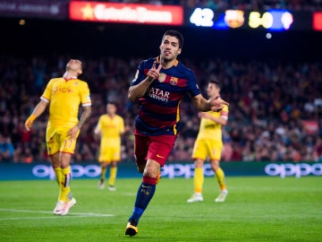 Luis Suárez celebra un gol ante el Sporting