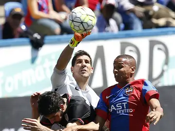 Iraizoz despeja ante Deyverson Iraizoz despeja ante Deyverson