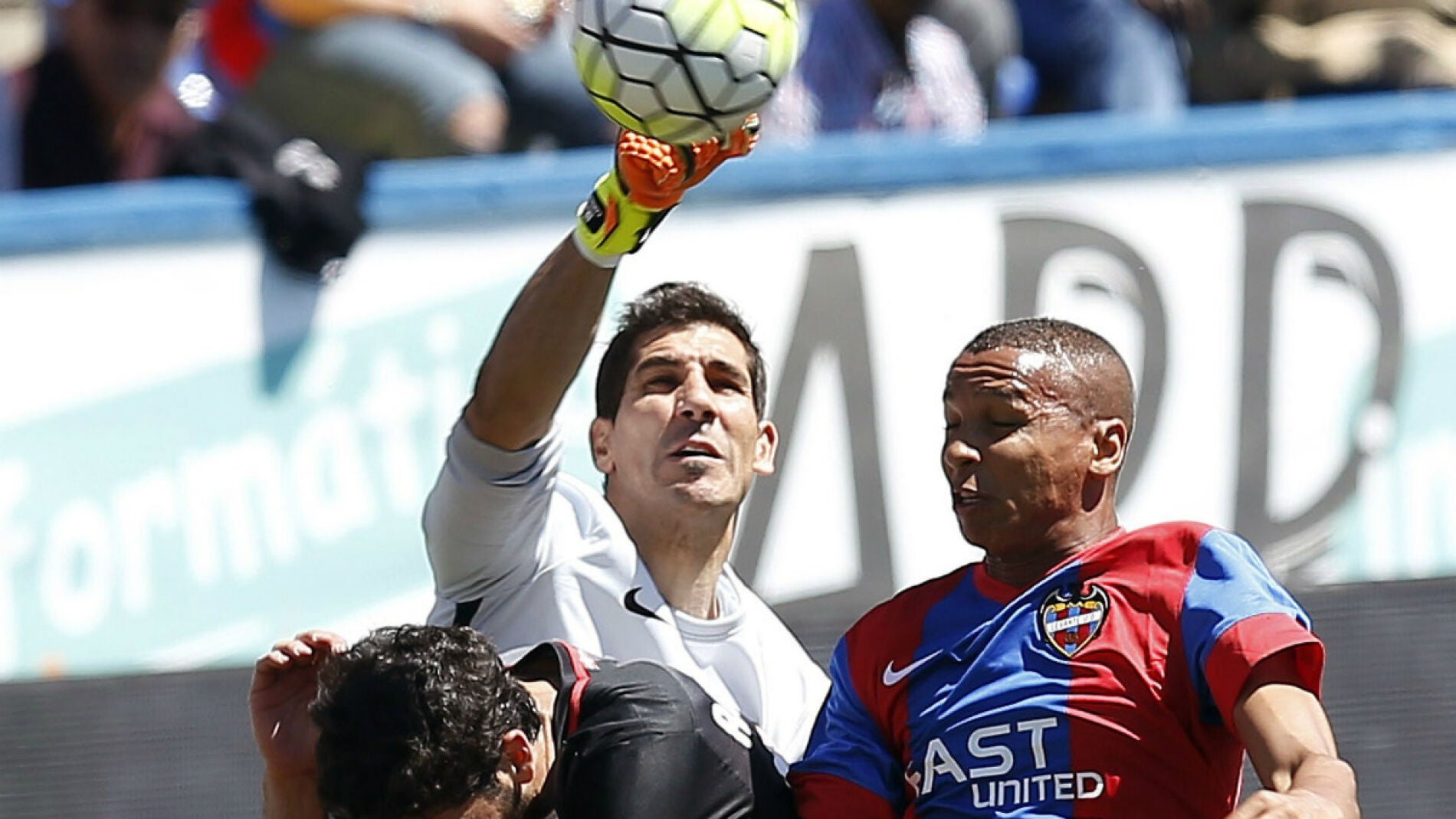 Iraizoz despeja ante Deyverson